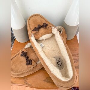 Women’s UGG slippers fit size 9 1/2- 10 tag shown as 11 fit my foot well I’m 9.5